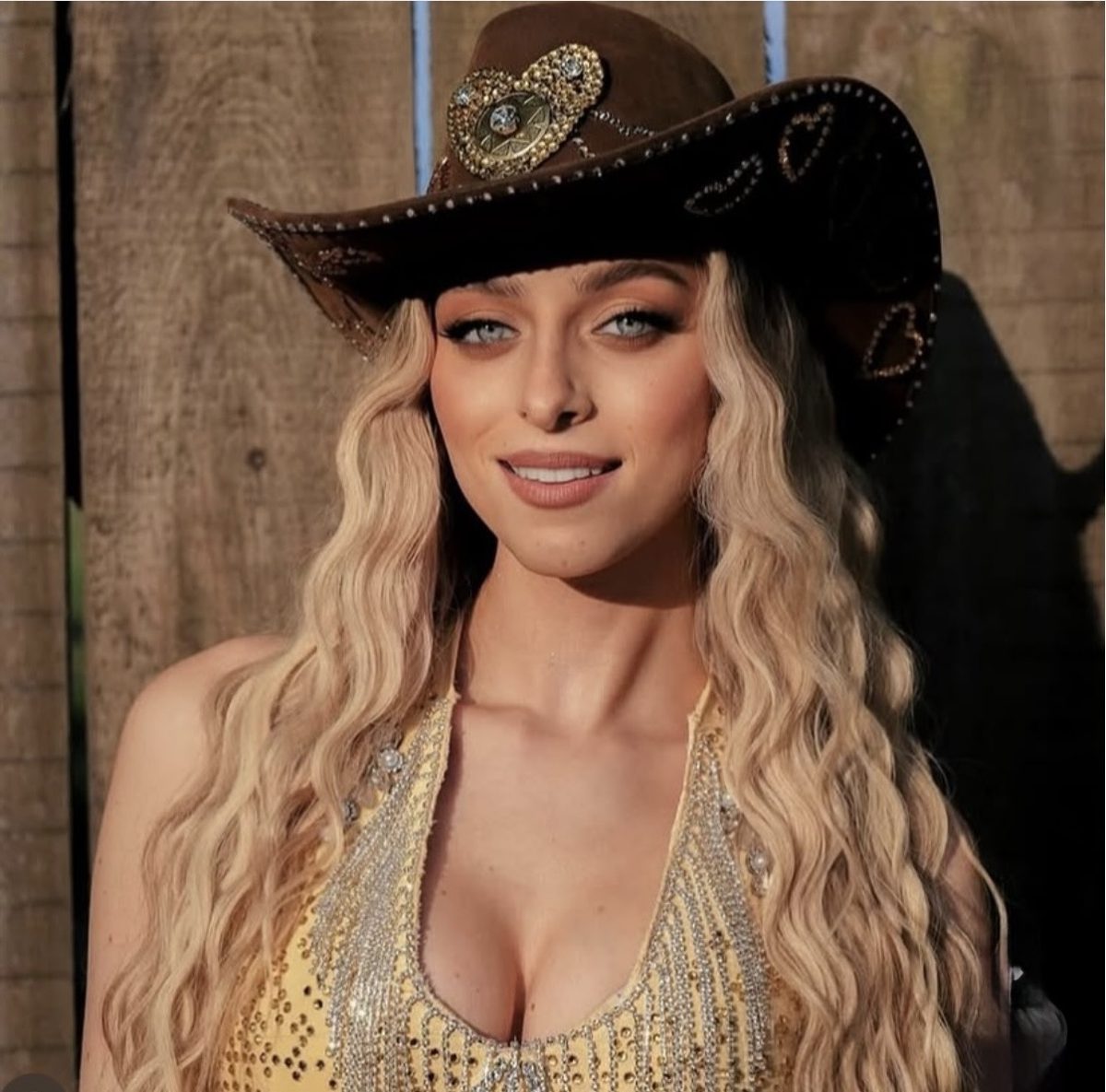 Artieste met cowboyhoed en gouden pailletten in een custom stuk van Mariska.