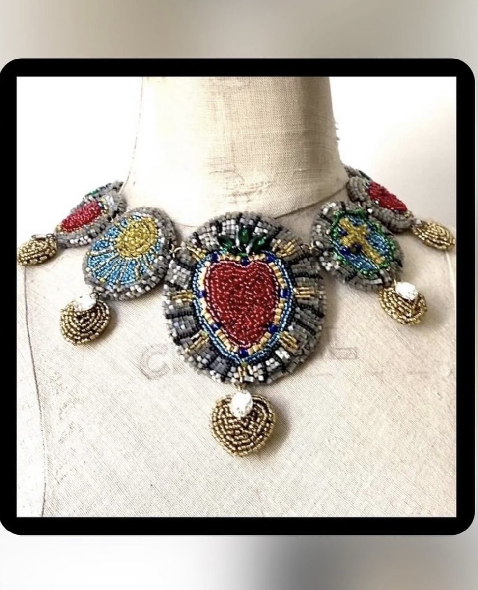 Kleurrijke ketting met hartmotief en hangers.