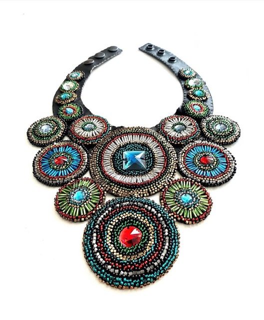 Kleurrijke kralenketting in teal, rood en blauw.