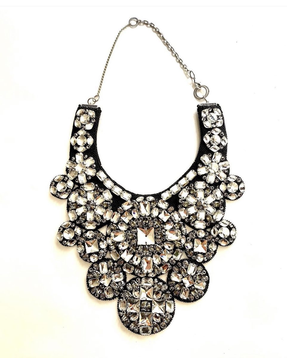 Zwarte bib-ketting met kristallen en strass.