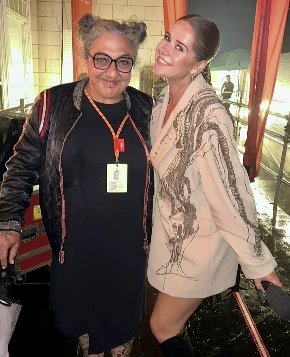 Mariska backstage met een klant in een custom jack met franjes.