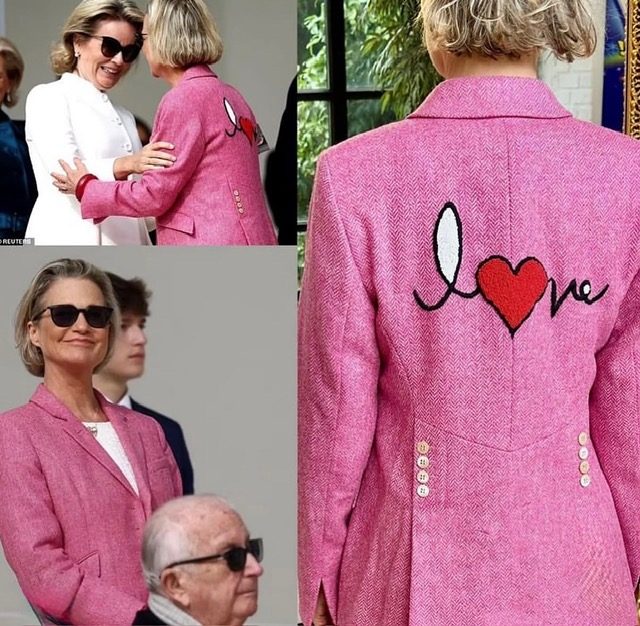 Roze blazer met een handgemaakt 'love'-hart op de rug.