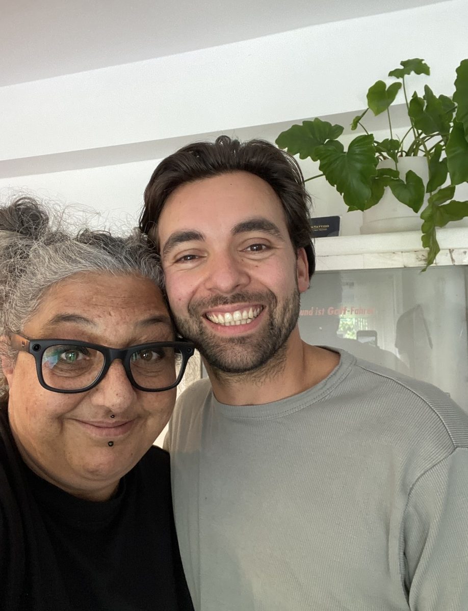 Mariska Van Lissum in haar studio, samen met een klant.
