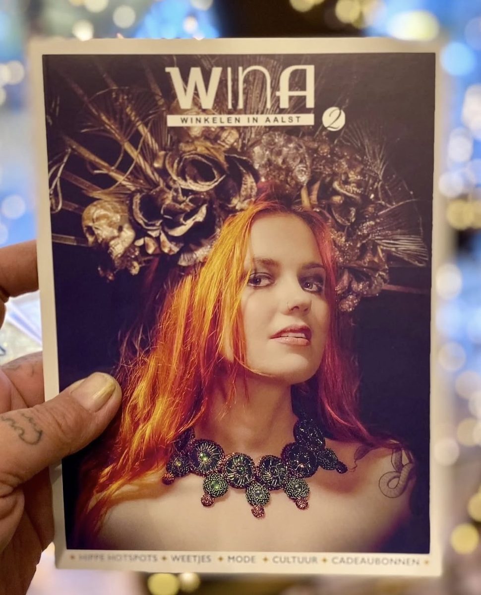 Tijdschrift WINA uit Aalst met op de cover een model dat een juweel van Mariska draagt.