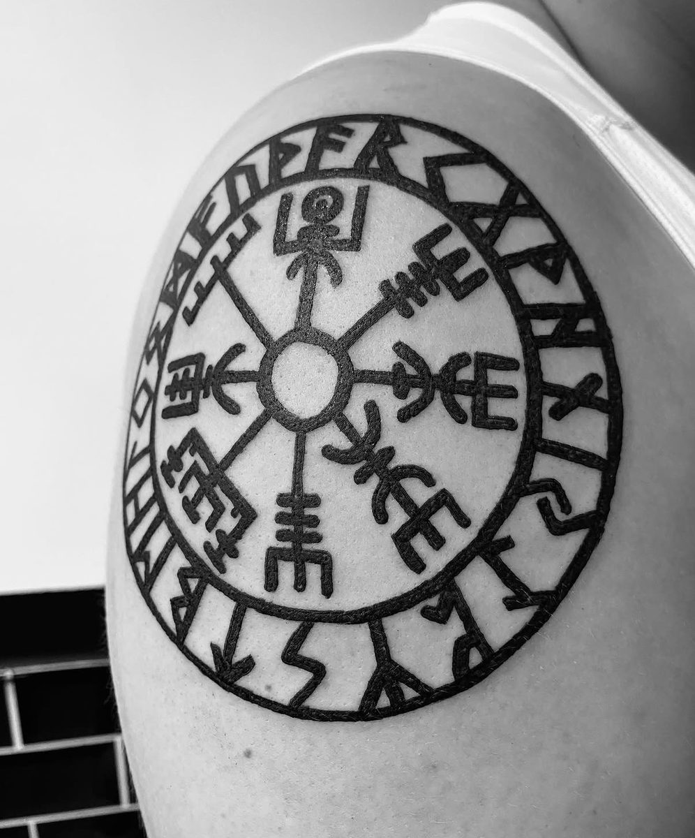 Noords vegvísir-kompas in blackwork op de schouder.