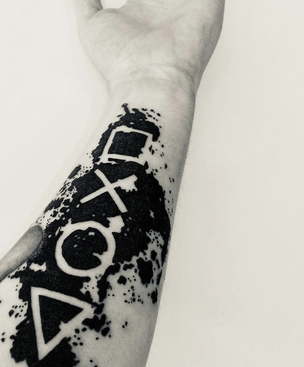 PlayStation-symbolen in negatief-zwart op de onderarm.