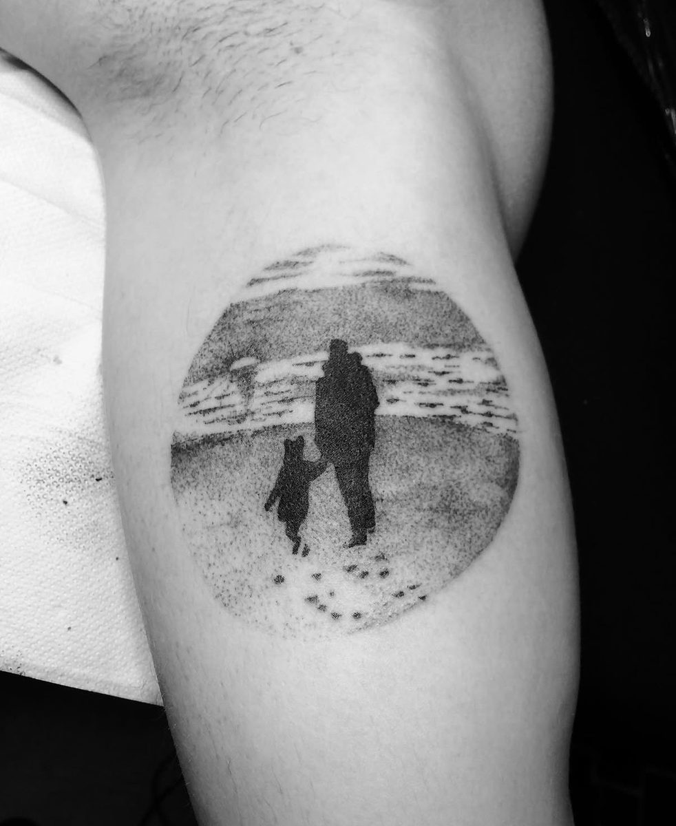 Dotwork-tafereel: silhouet van ouder en kind op het strand, in een cirkel.