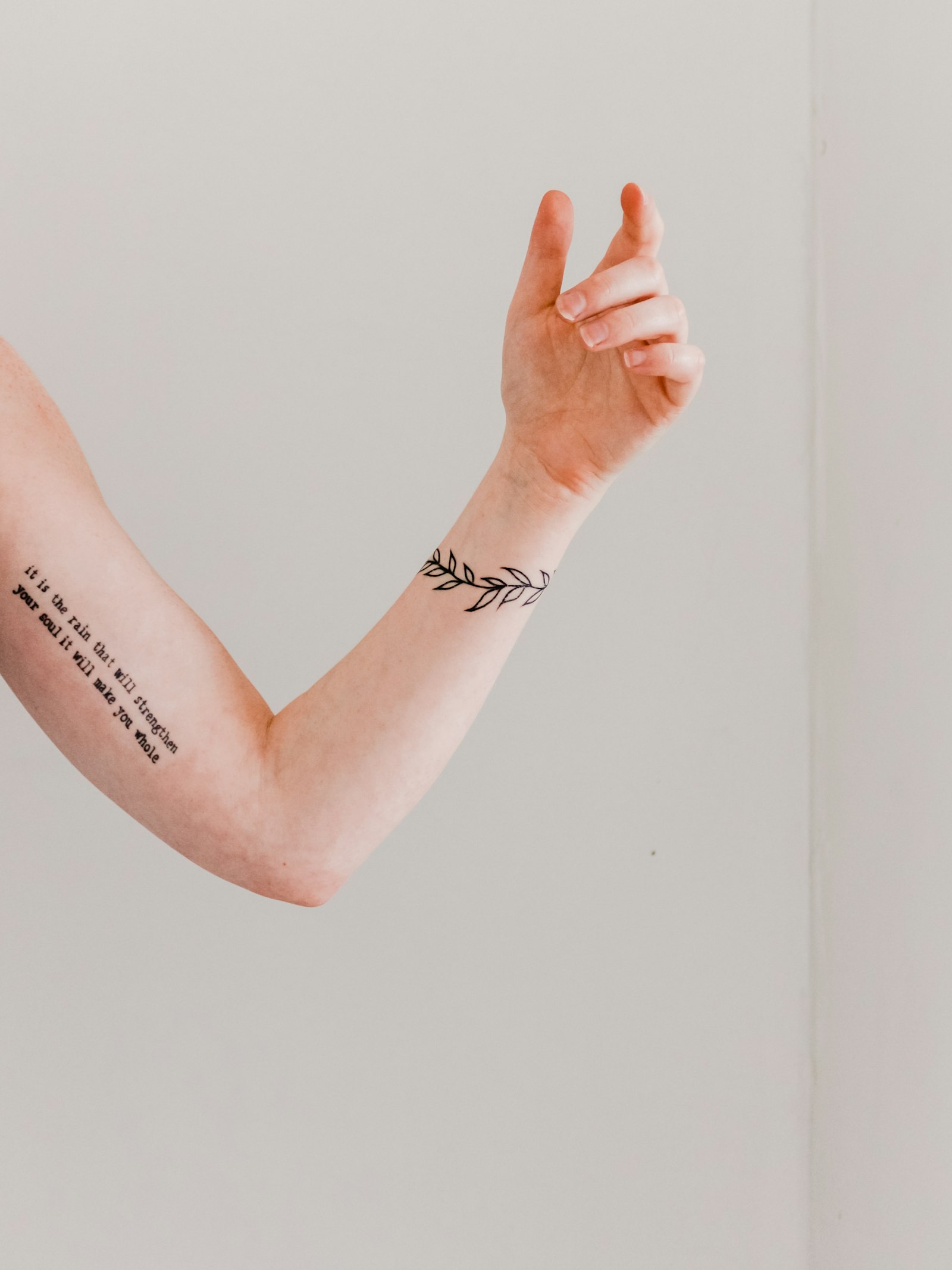 Stockfoto ter illustratie van de fineline-stijl: een arm met een fijne botanische lijntekening — geen werk van CirK Tattoo.